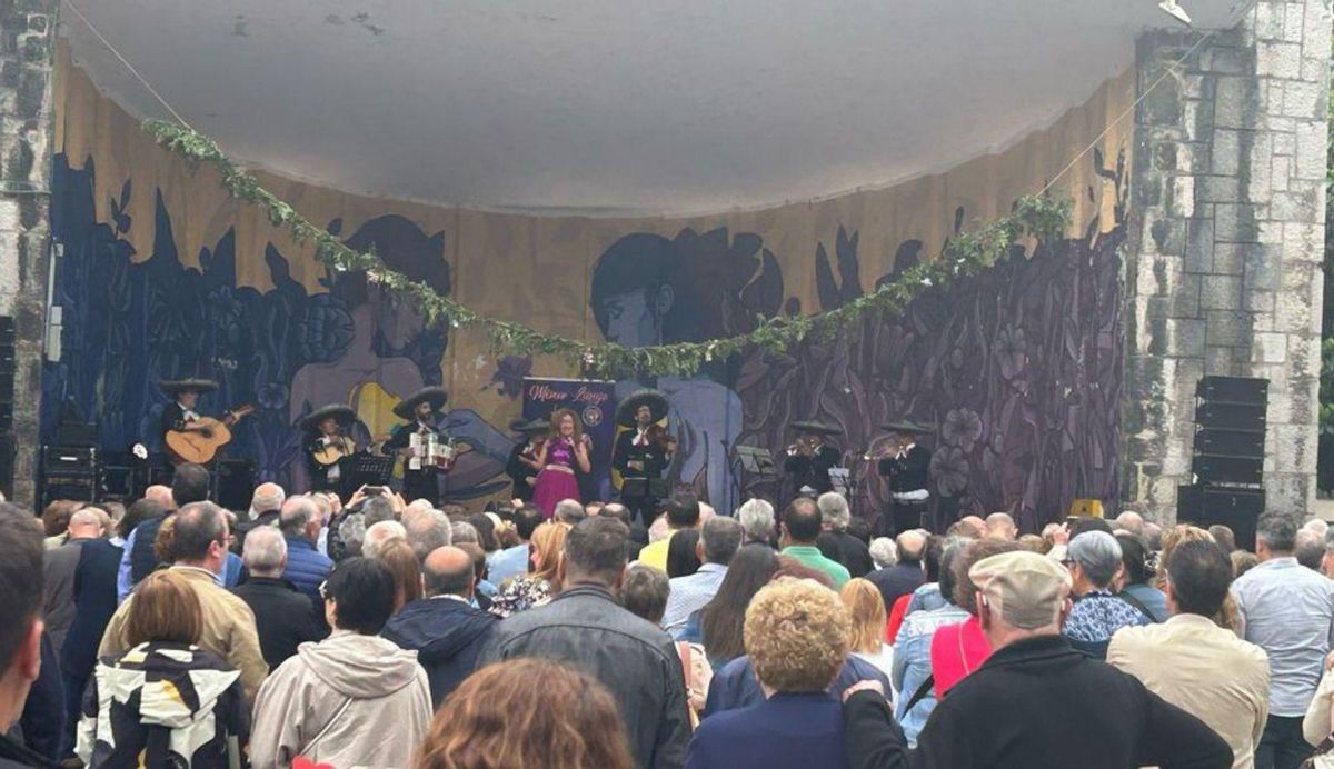 Miles de personas disfrutan del arranque de un San Xuan de multitudes