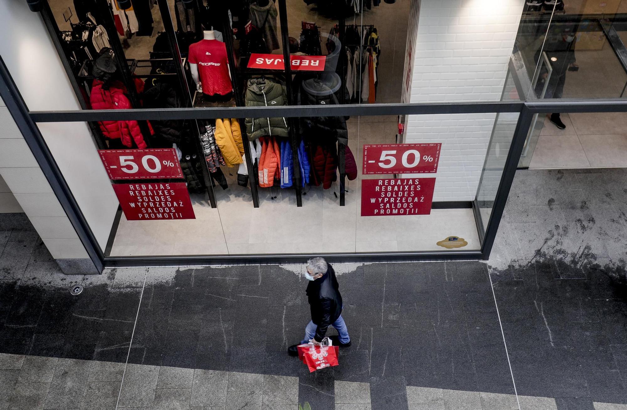 La lluvia arruina el primer día oficial de rebajas invernales