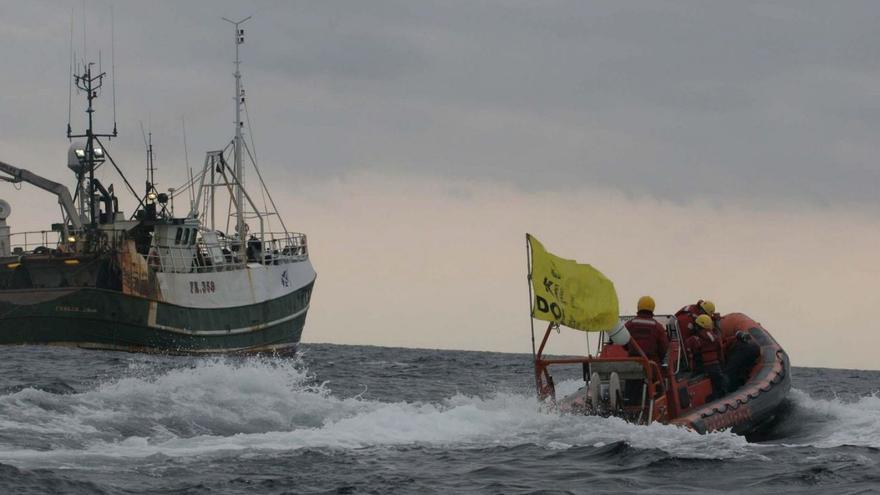 Una pasada intervención de miembros de la organización ecologista Greenpeace para denunciar la acción destructiva de los barcos de arrastre pelágico. | Davidson / Greenpeace