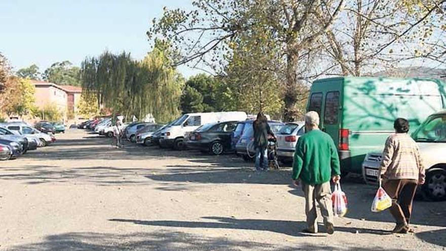 El solar de A Marisma donde se proyecta el pabellón, que ahora se utiliza como aparcamiento. // J. De Arcos