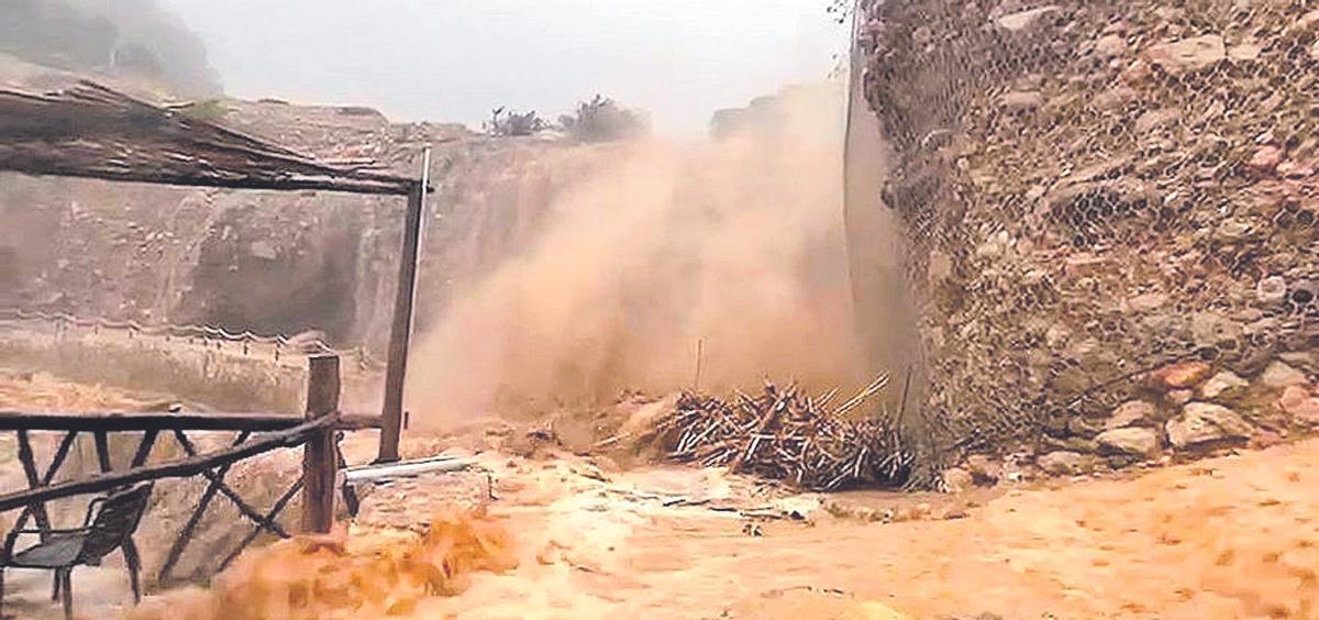 Cala Estellencs se inundó por culpa de la tormenta que azotó la isla.