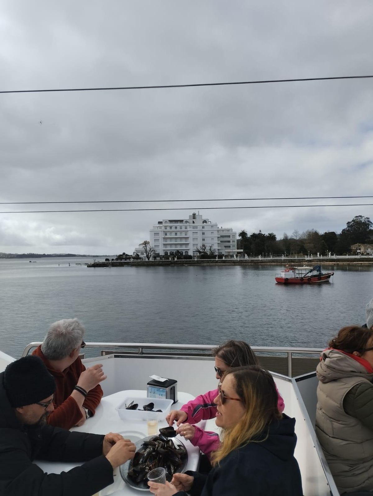 Un catamarán de Cruceros del Ulla en la ensenada de A Toxa, ayer.