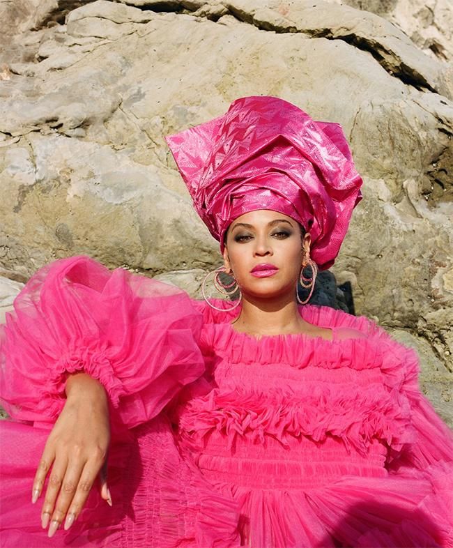 Beyoncé en 'Black is king', en fucsia y con turbante