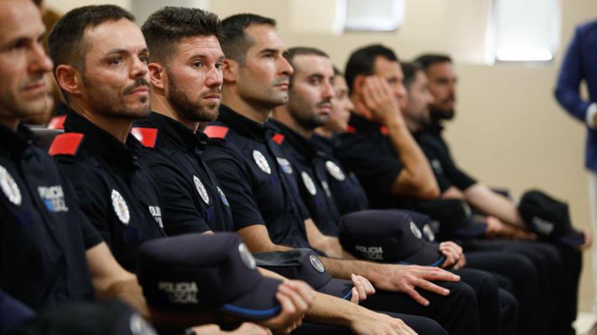 Los Agentes, Sentados Durante La Entrega De Los Diplomas. 