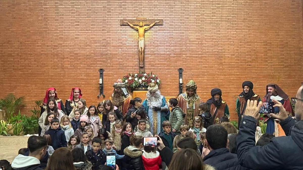 Los Reyes Magos ya han llegado a Oliva. En la imagen, la iglesia de Sant Francesc.