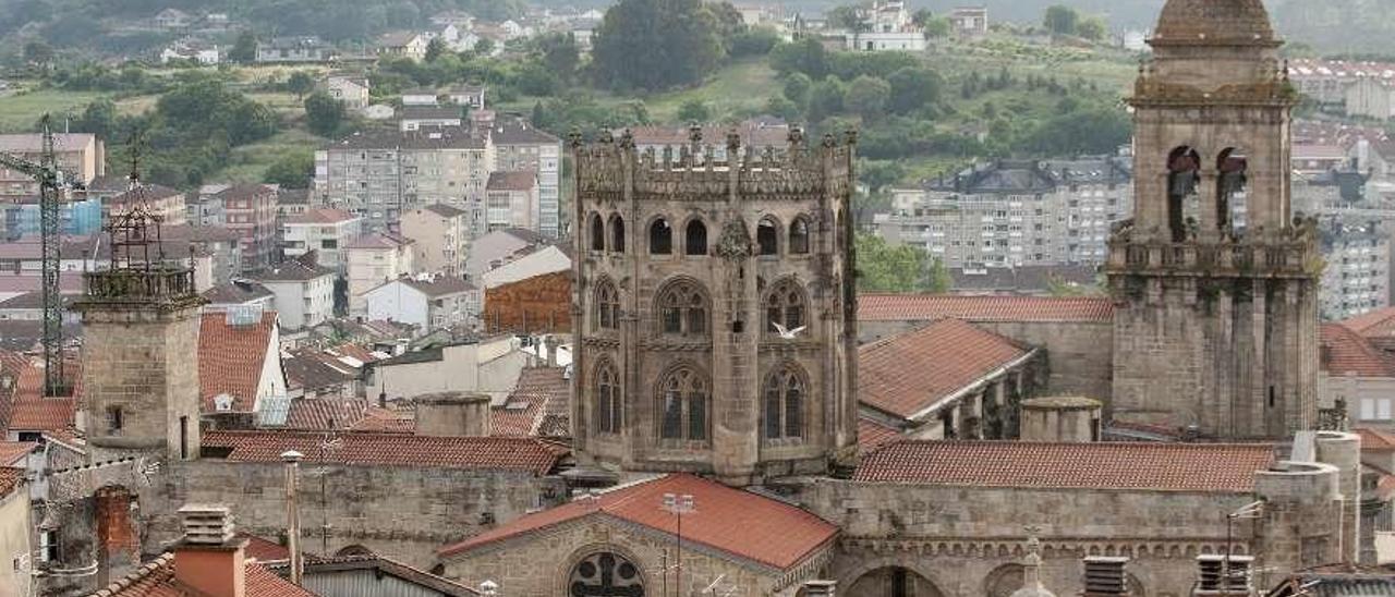 Silueta de la catedral de San Martiño de Ourense, en el conjunto del casco histórico. // Brais Lorenzo