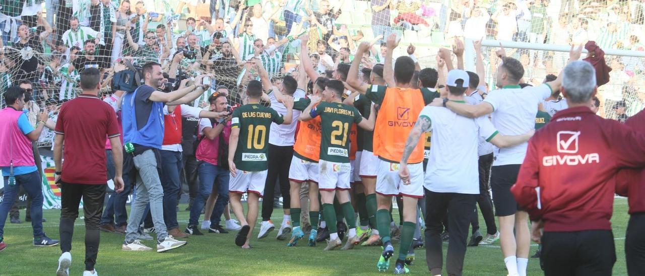 Los jugadores del Córdoba CF celebran el ascenso con la afición blanquiverde desplazada a Mérida.