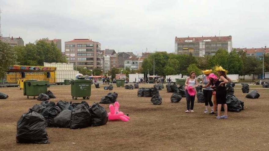 Sacos llenos de basura dispuestos en la zona TIR para ser retirados por un camión. // Noé Parga