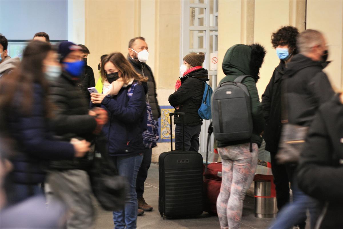 Viajeros desconcertados esperando a que llegara el tren regional a Valencia