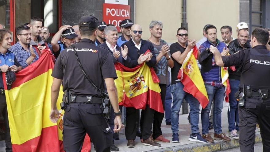 Concentración de la Policía Local de Gijón en apoyo a los compañeros en Cataluña