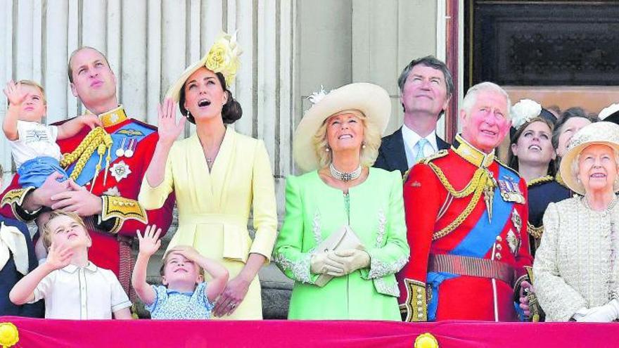 Una de las últimas apariciones de la familia real británica al completo en el balcón del Palacio de Buckingham. | R. I.