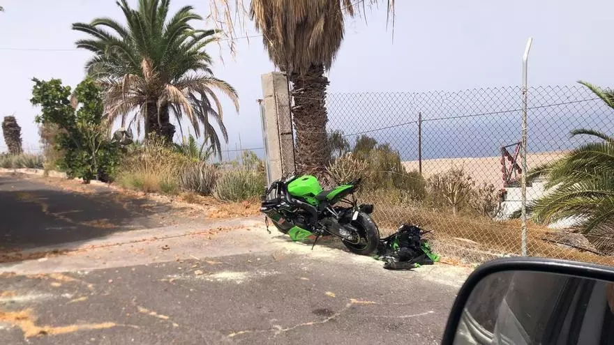 Accidente de un motorista en Guía de Isora, en Tenerife