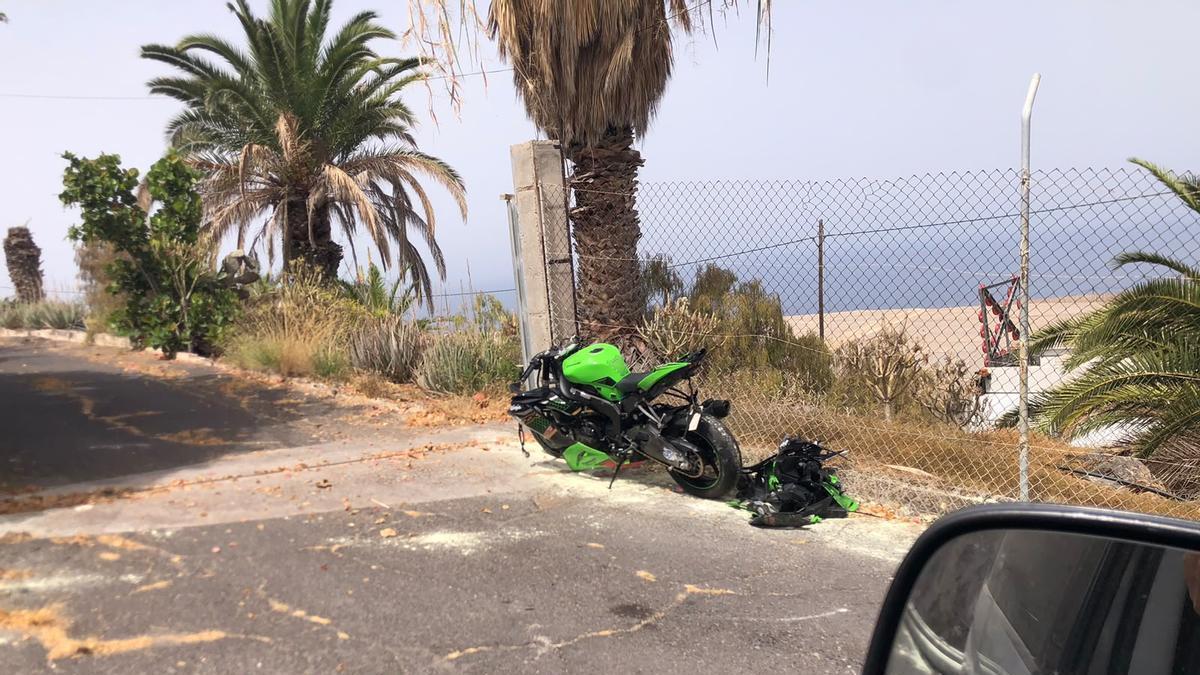 Accidente de un motorista en Guía de Isora, en Tenerife