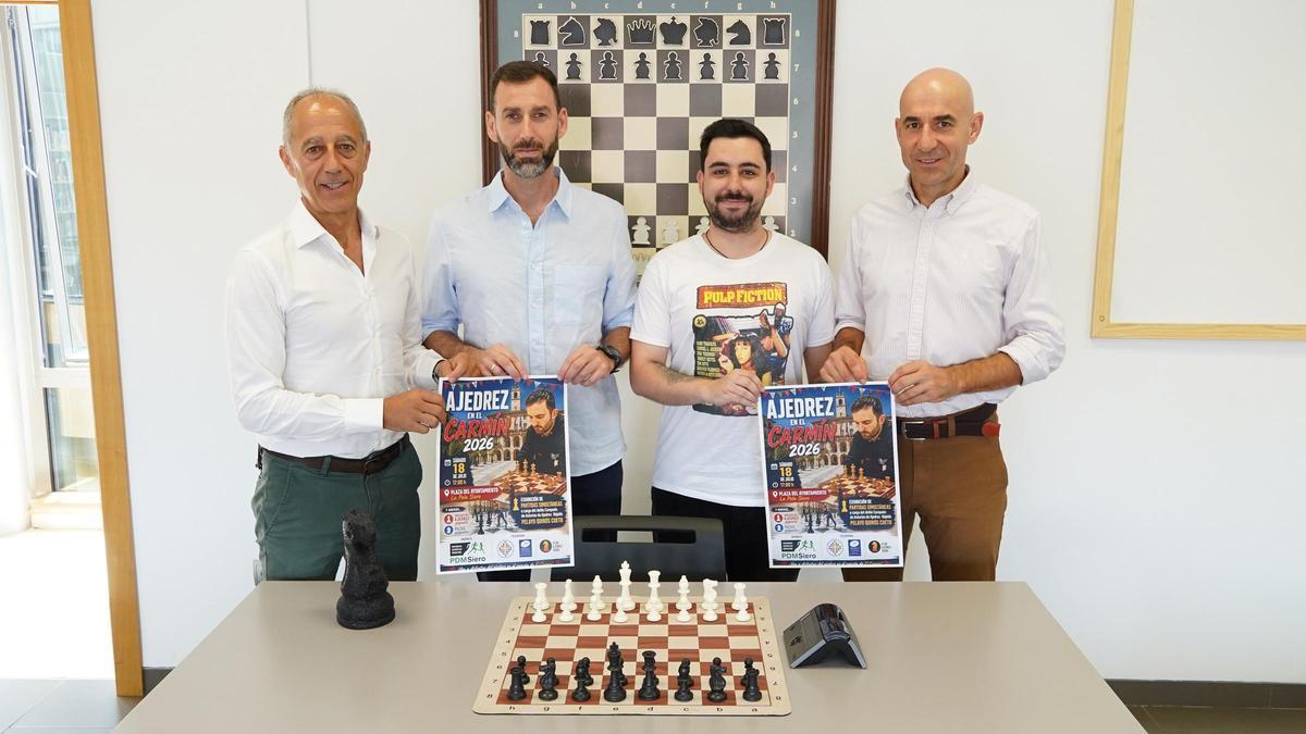 Por la izquierda, Jesús Abad, César Boo, profesor de ajedrez del PDM; David Álvarez, del Club Ajedrez Siero, y Virginio Ramírez, director del PDM