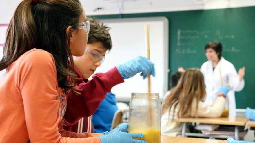 Taller de sensibilització a l&#039;escola Montserrat de Sant Salvador de Guardiola on s&#039;explica als alumnes com reaprofitar l&#039;oli