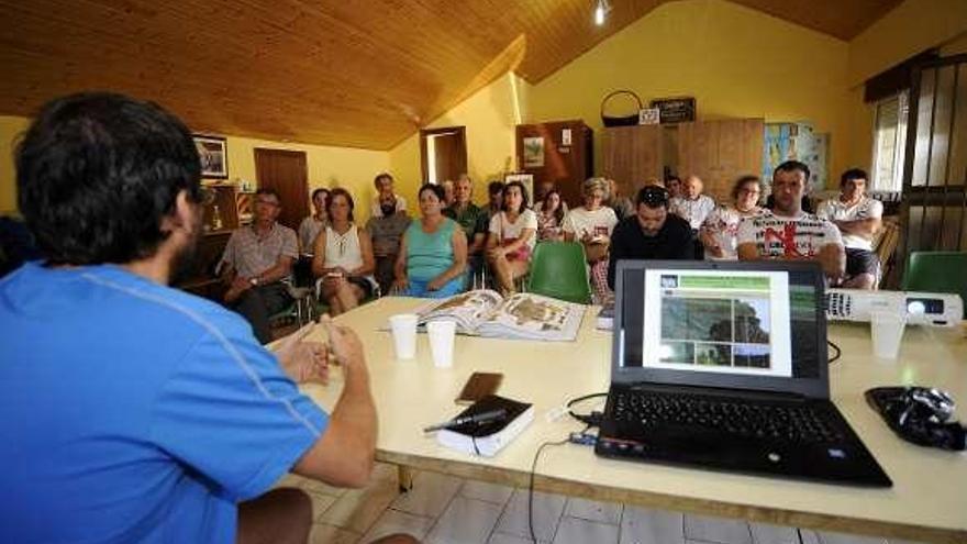 Comienzo del Seminario Apícola en Zobra. // Bernabé/Javier Lalín