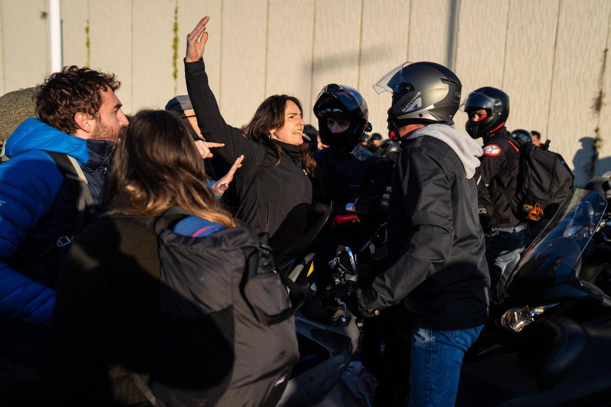 La protesta de profesores corta la B-20 a la altura de Finestrelles