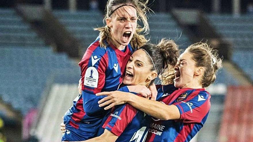 Eva Navarro celebra con sus compañeras un gol.