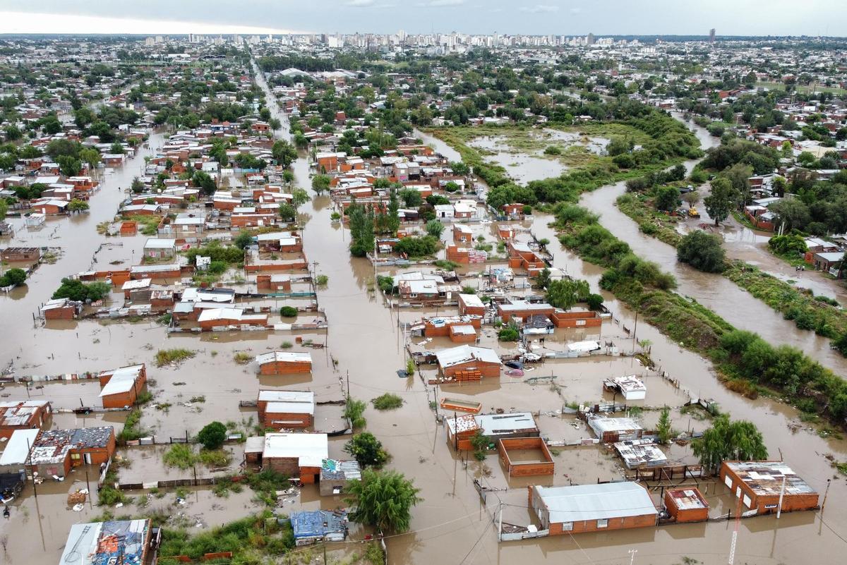 Imagen aérea de calles inundadas en la ciudad bonaerense de Bahía Blanca.