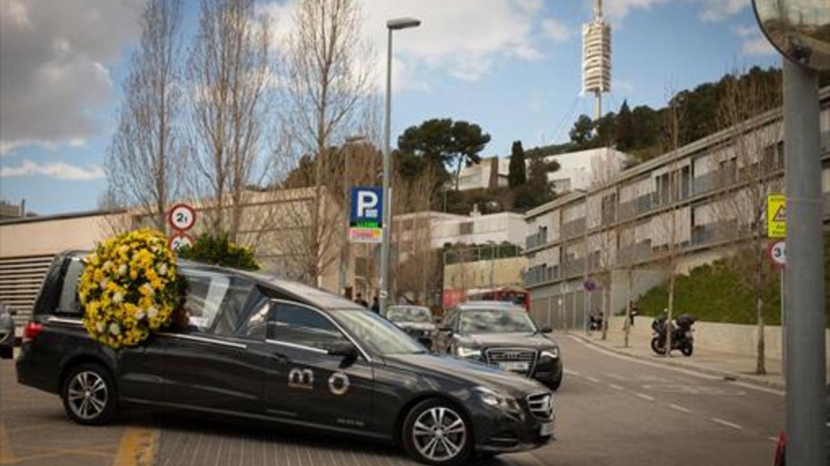 Un coche fúnebre sale del tanatorio de Sant Gervasi.