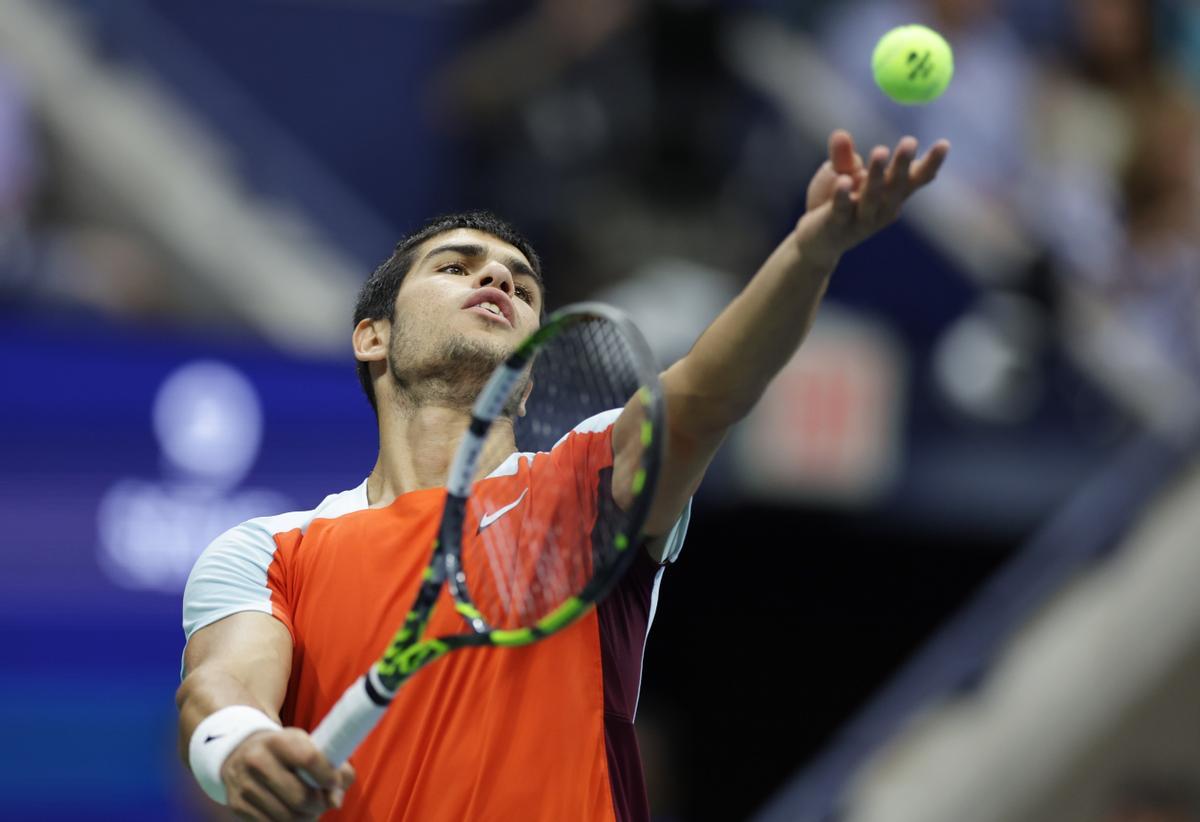 Flushing Meadows (United States), 11/09/2022.- Carlos Alcaraz of Spain serves to Casper Ruud of Norway during the men’s final match at the US Open Tennis Championships at the USTA National Tennis Center in Flushing Meadows, New York, USA, 11 September 2022. The US Open runs from 29 August through 11 September. (Tenis, Abierto, Noruega, España, Estados Unidos, Nueva York) EFE/EPA/JUSTIN LANE