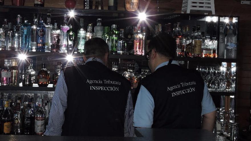 Personal de la Agencia Tributaria inspecciona un local de ocio nocturno en el marco de la operación &#039;Chopin&#039;.