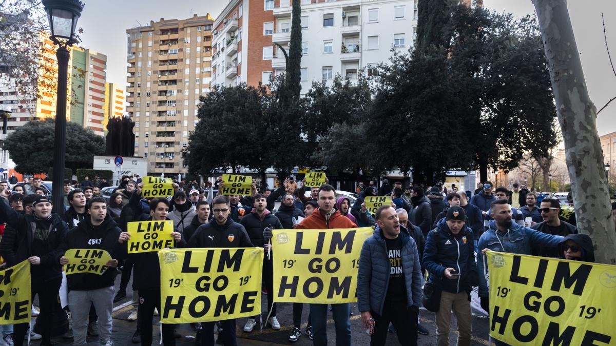 Protesta contra Meriton y Peter Lim ante las oficinas del Valencia CF