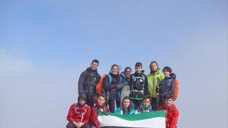 Jóvenes alpinistas extremeños aprenden en una convivencia