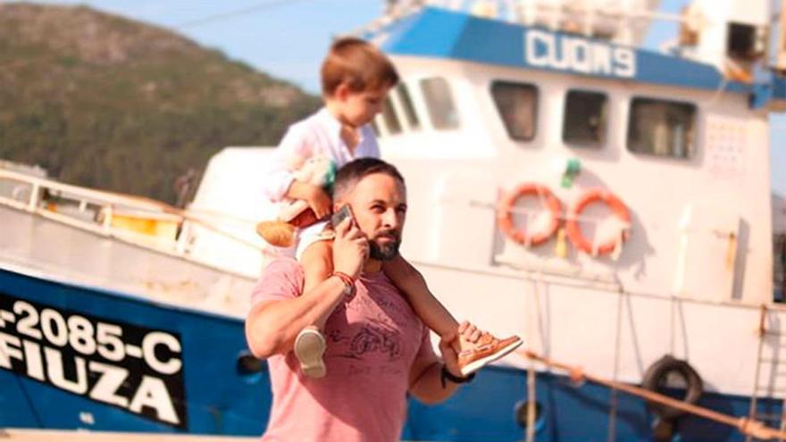 Santiago Abascal, junto a su hijo, en Galicia // IG