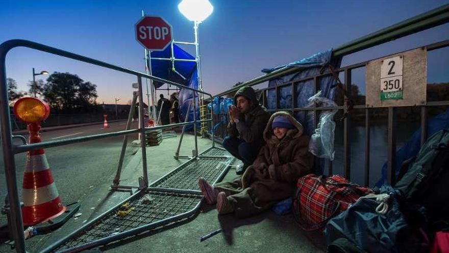 Merkel cede ante su aliado bávaro y creará &quot;zonas de tránsito&quot; para los refugiados