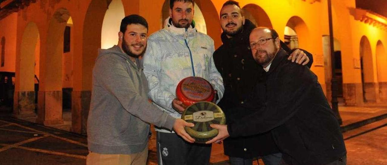 Por la izquierda, Pablo Egüen, Álvaro Suárez, David Alonso y Gaspar Muñiz, ayer frente a la iglesia de San Cristóbal El Real.