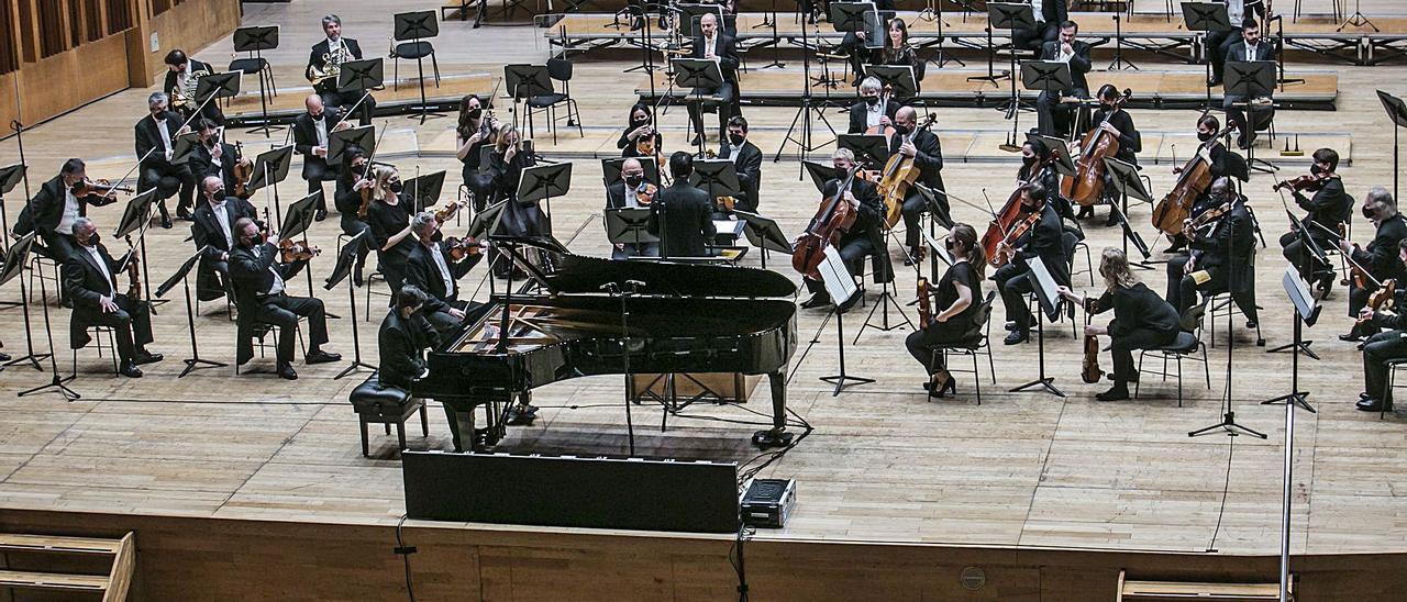 La OSPA, durante el concierto de ayer en el Auditorio. | Irma Collín