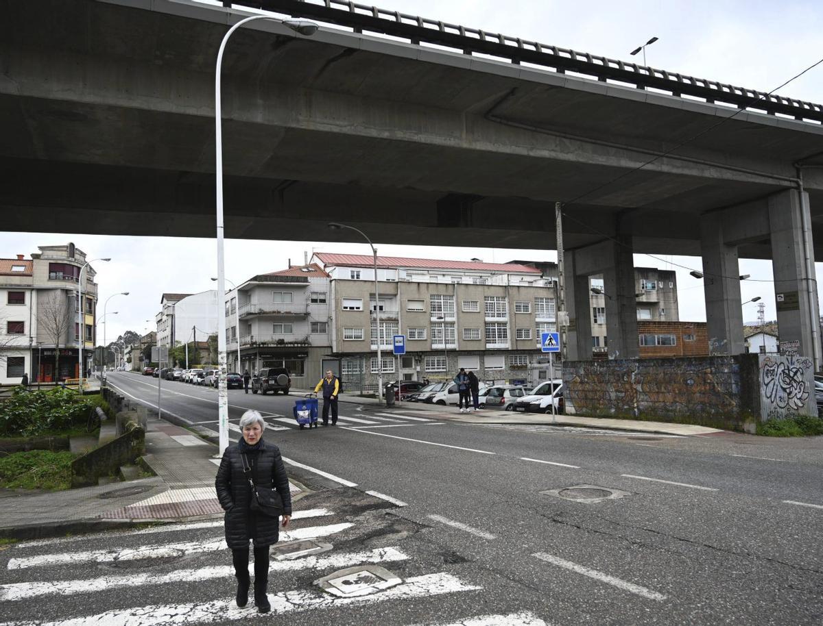 Calle Rosalía de Castro a su paso por el barrio de Mollavao, que sufrirá una reforma integral este año.