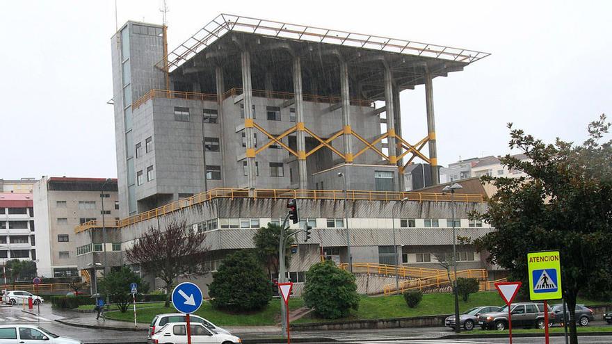 El edificio de la Comisaría Provincial de Ourense, en el barrio de As Lagoas. // Jesús Regal
