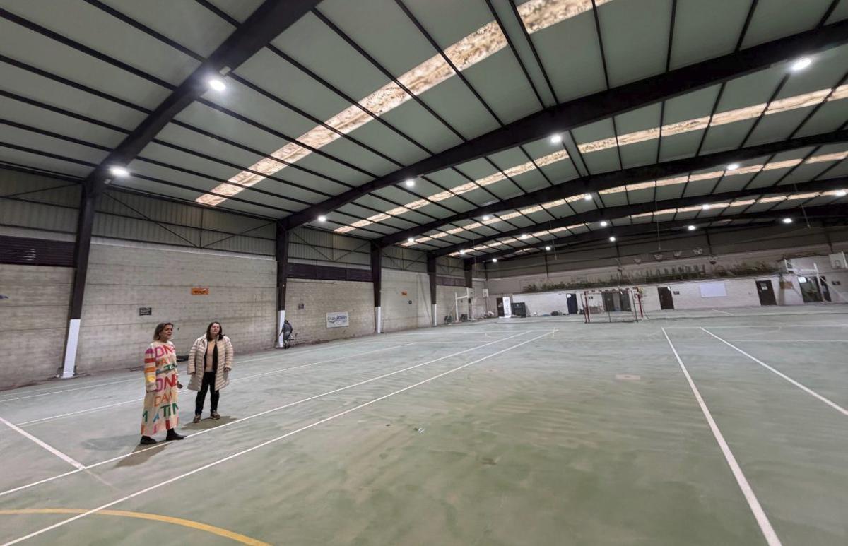 Sagrario Martínez y Araceli Gestido visitaron ayer la instalación deportiva de Darbo. | SANTOS ÁLVAREZ