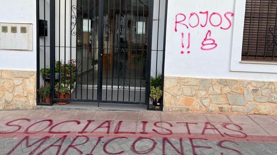 Atacan al Ayuntamiento de Titaguas con una pintada de &quot;socialistas maricones&quot;