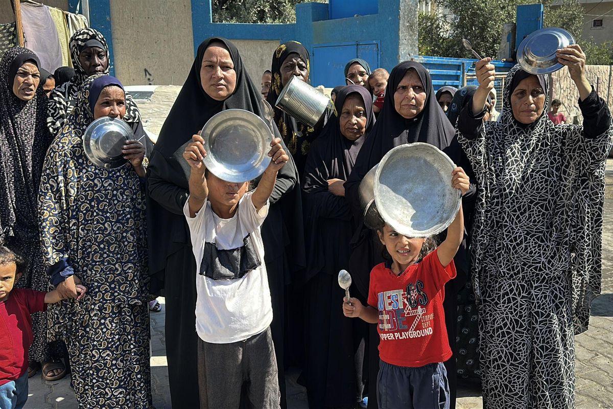 20 July 2025, Palestinian Territories, Nusairat: Palestinians wait in front of a free food distribution point to receive their portion of a hot meal, at the Nuseirat refugee camp in the central Gaza Strip. Photo: Belal Abu Amer/APA Images via ZUMA Press Wire/dpa Belal Abu Amer/APA Images via ZU / DPA 20/07/2025 ONLY FOR USE IN SPAIN. Belal Abu Amer/APA Images via ZU / DPA;war;Israeli-Palestinian conflict - Nusairat;