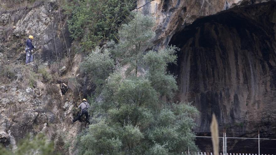 Instalan una malla de protección en la Cova Negra para evitar desprendimientos