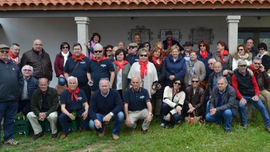 Miembros de la peña, en la finca de Adolfo Martín.