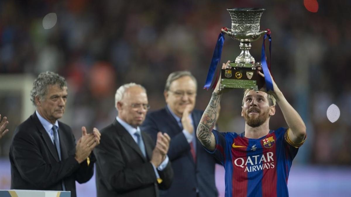 Messi levanta la Supercopa, el primer título que levanta como capitán del Barça.