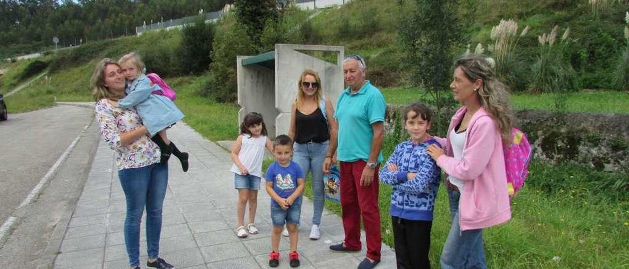 Padres y niños, ayer, en la parada del autobús en La Galguera.