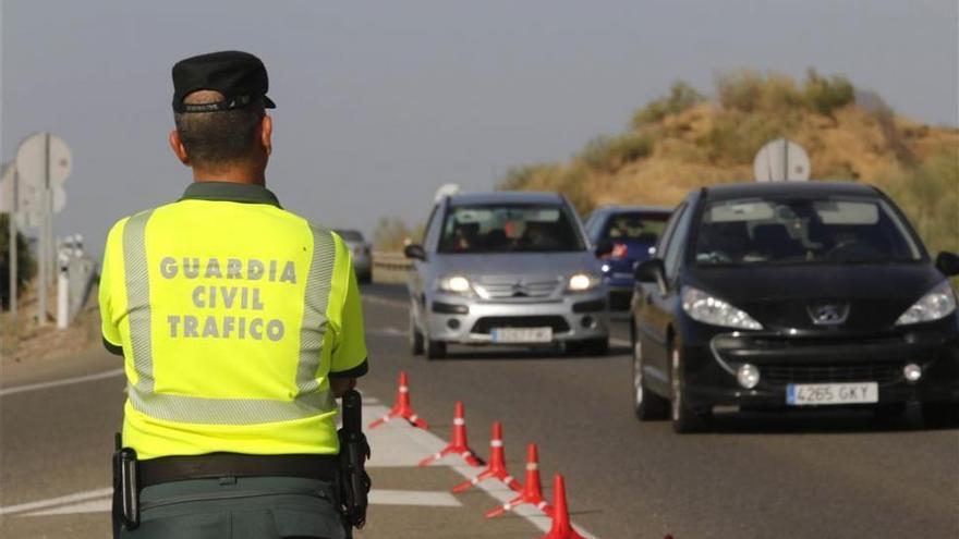 Una colisión entre un camión y un coche provoca el corte de un carril en la A-4