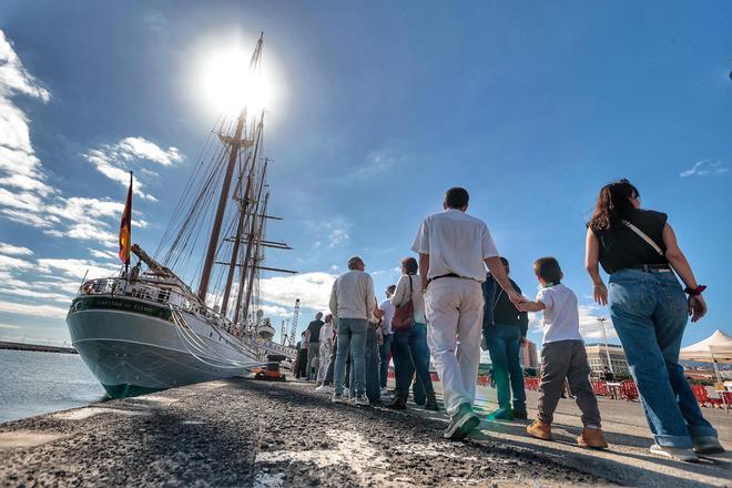 Colas por fuera del Juan Sebatián Elcano, barco en el que se forma la princesa Leonor