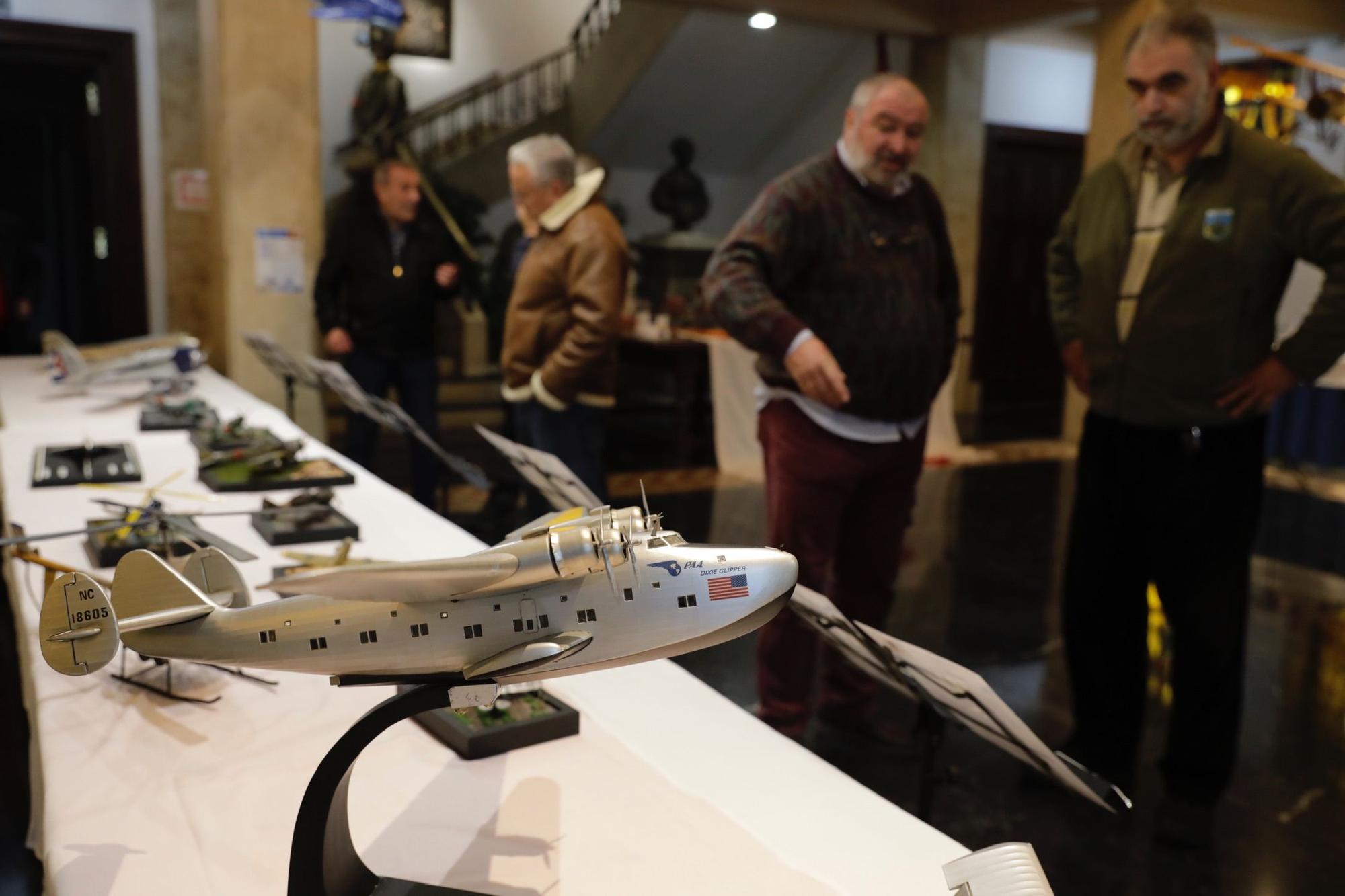 Una historia de la aviación en miniatura: así es la exposición de maquetas de la Delegación de Defensa