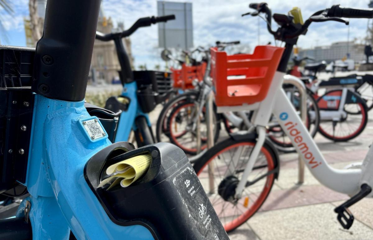 Multa a una bicicleta de uso compartido, en la parte baja de la Rambla
