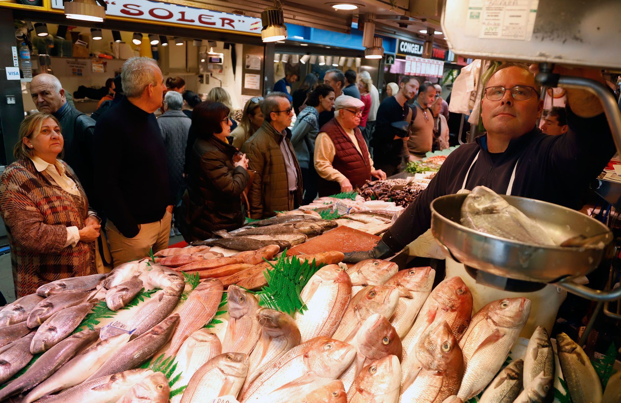 Compras navideñas en el mercado de Atarazanas.