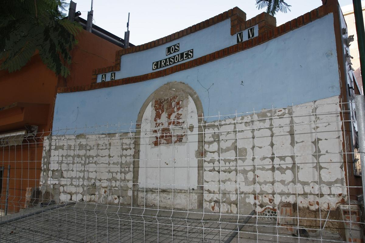 Así quedó el frontal de azulejos de la Virgen del Carmen, en Los Girasoles, tras la decisión del juzgado.