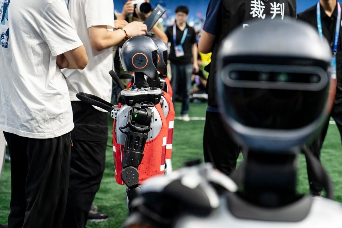 Robots humanoides durante un partido de fútbol en los Juegos Mundiales de Robots Humanoides en Pekín, China, el viernes 15 de agosto de 2025. El evento se celebra hasta el 17 de agosto. Fotógrafo: Qilai Shen/Bloomberg