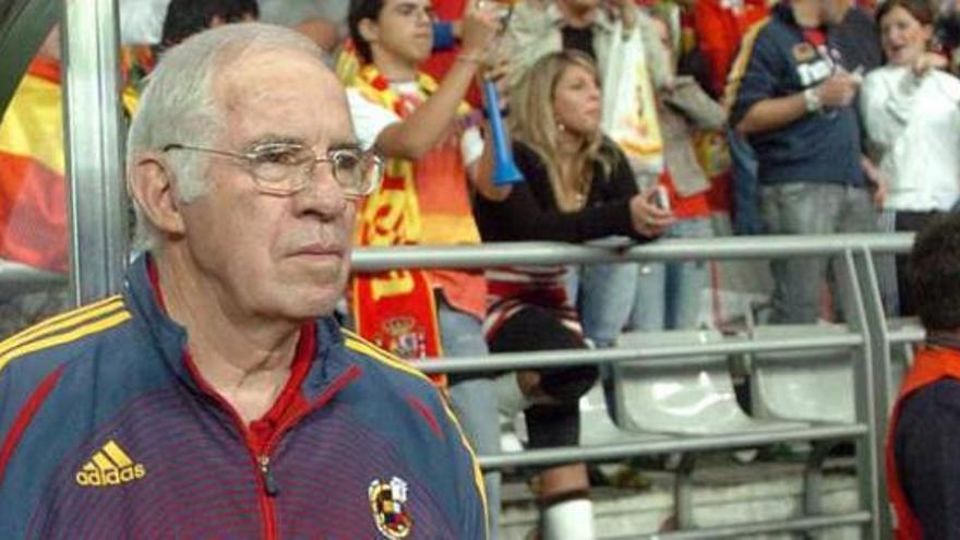 Luis Aragonés, junto al banquillo antes del España-Letonia de 2007 en el Tartiere. lne