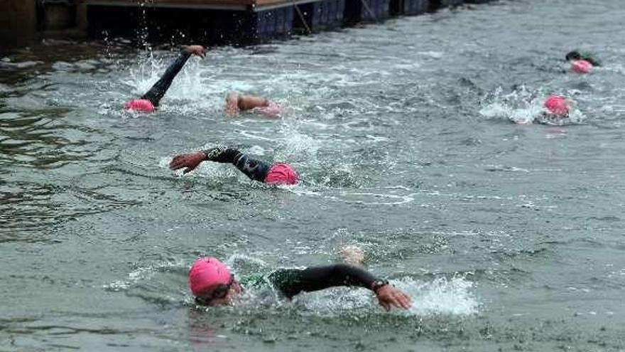 Andrea Domínguez, ganadora femenina, a su llegada al puerto.